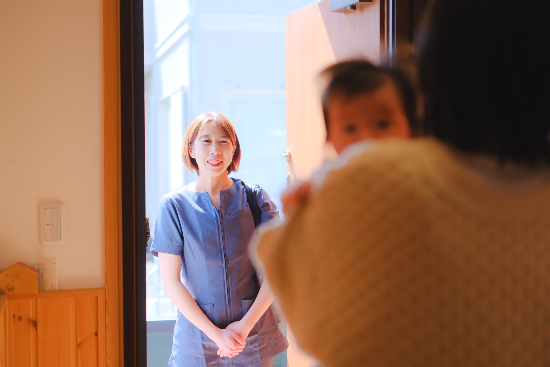 看護師が赤ちゃんと保護者に寄り添う様子