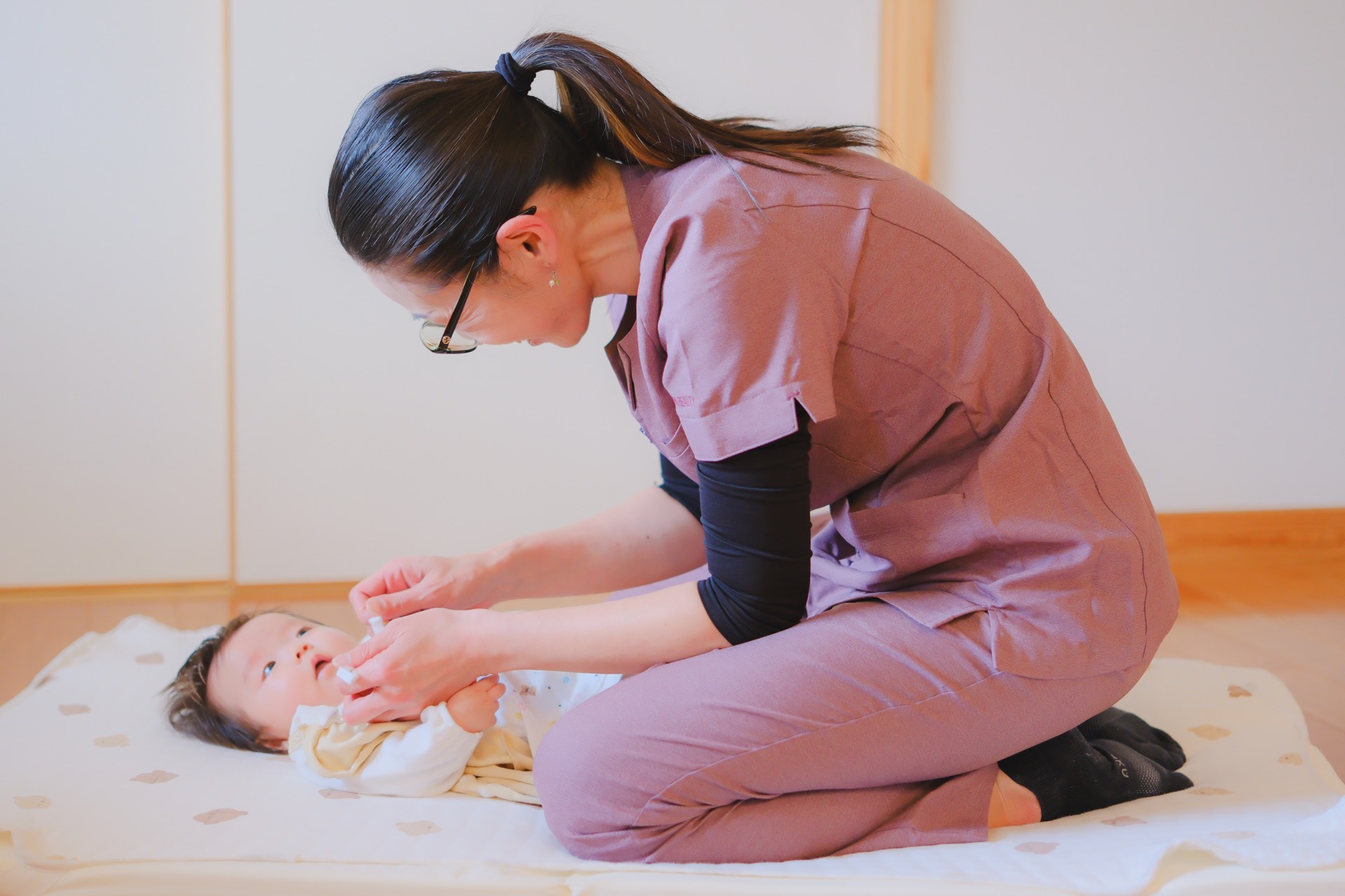 赤ちゃんへの訪問サポートの様子